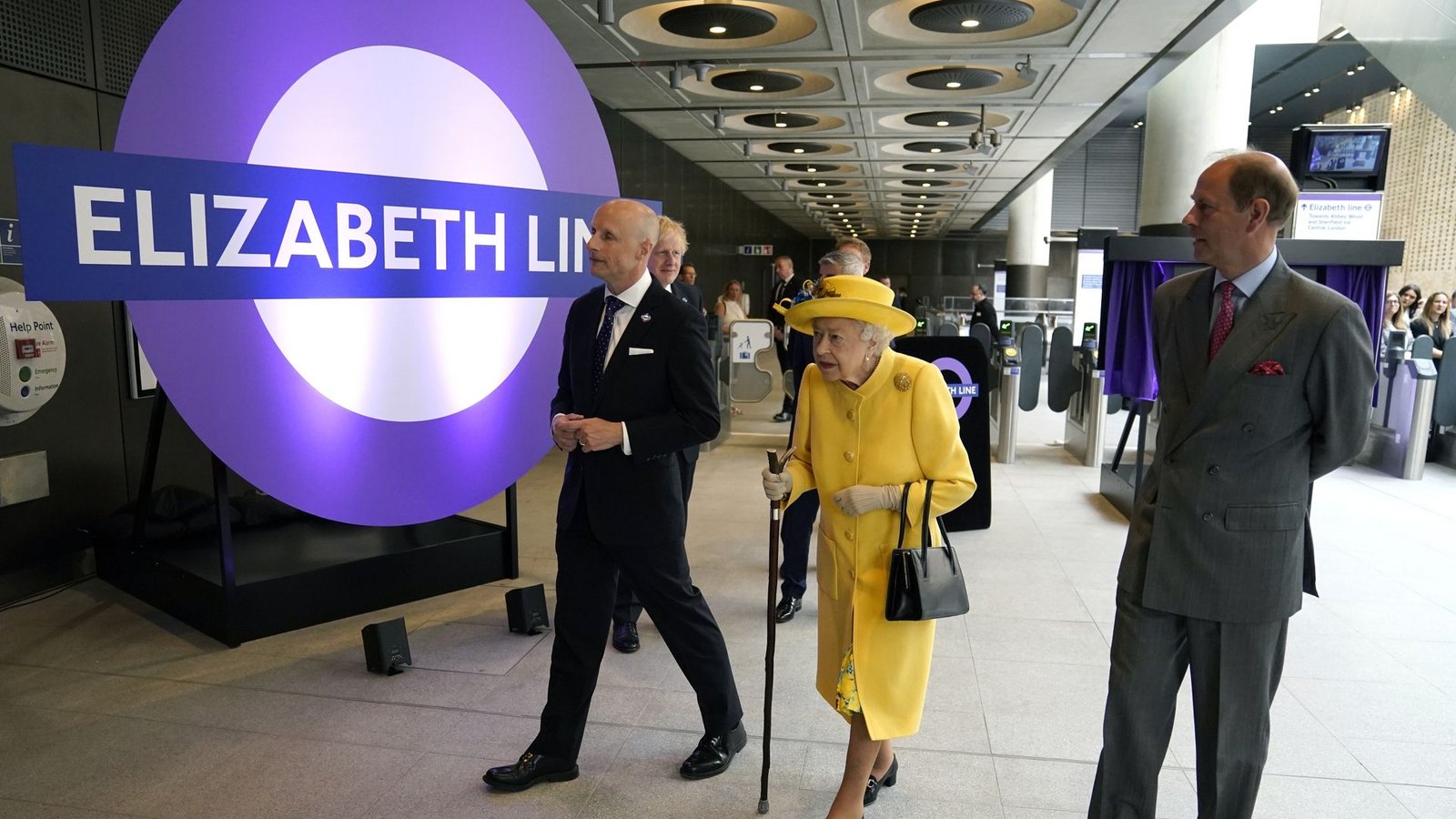 Die britische Königin Elizabeth (m.) mit  Prinz Edward (r.) beim Besuch des Bahnhofs Paddington in London.Foto: Andrew Matthews/PA Wire/dpa