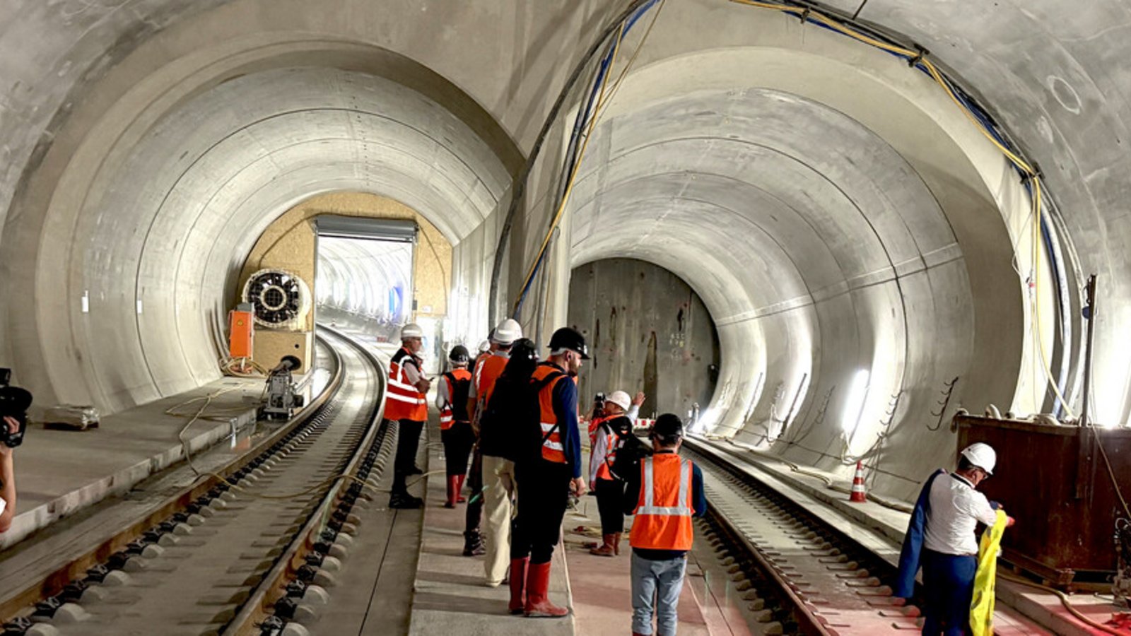 Der Abzweig des geplanten Pfaffensteigtunnels (rechts) am Flughafenbahnhof ist bereits vorbereitet.Foto: Christian Milankovic Der Abzweig des geplanten Pfaffensteigtunnels (rechts) am Flughafenbahnhof ist bereits vorbereitet.Foto: Christian Milankovic