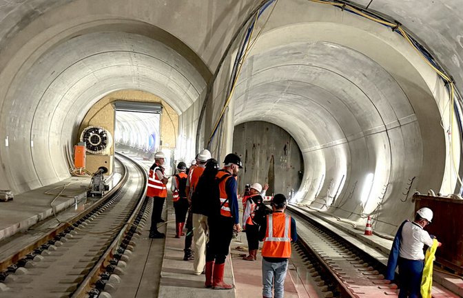 Der Abzweig des geplanten Pfaffensteigtunnels (rechts) am Flughafenbahnhof ist bereits vorbereitet.<span class='image-autor'>Foto: Christian Milankovic</span>