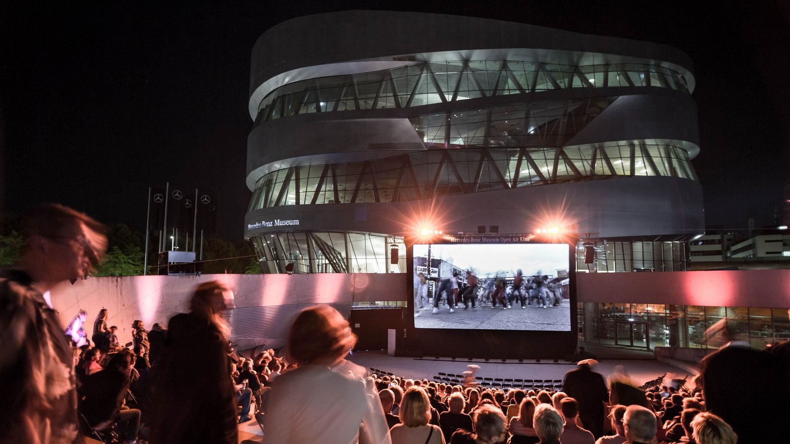 Nicht nur Museum sondern auch Amphitheater. In Stuttgart werden im Sommer neben dem Mercedes-Benz-Museum auf Kinoleinwand Filme gezeigt.Foto: Lichtgut//Julian Rettig Nicht nur Museum sondern auch Amphitheater. In Stuttgart werden im Sommer neben dem Mercedes-Benz-Museum auf Kinoleinwand Filme gezeigt.Foto: Lichtgut//Julian Rettig