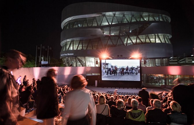 Nicht nur Museum sondern auch Amphitheater. In Stuttgart werden im Sommer neben dem Mercedes-Benz-Museum auf  Kinoleinwand Filme gezeigt.<span class='image-autor'>Foto: Lichtgut//Julian Rettig</span>