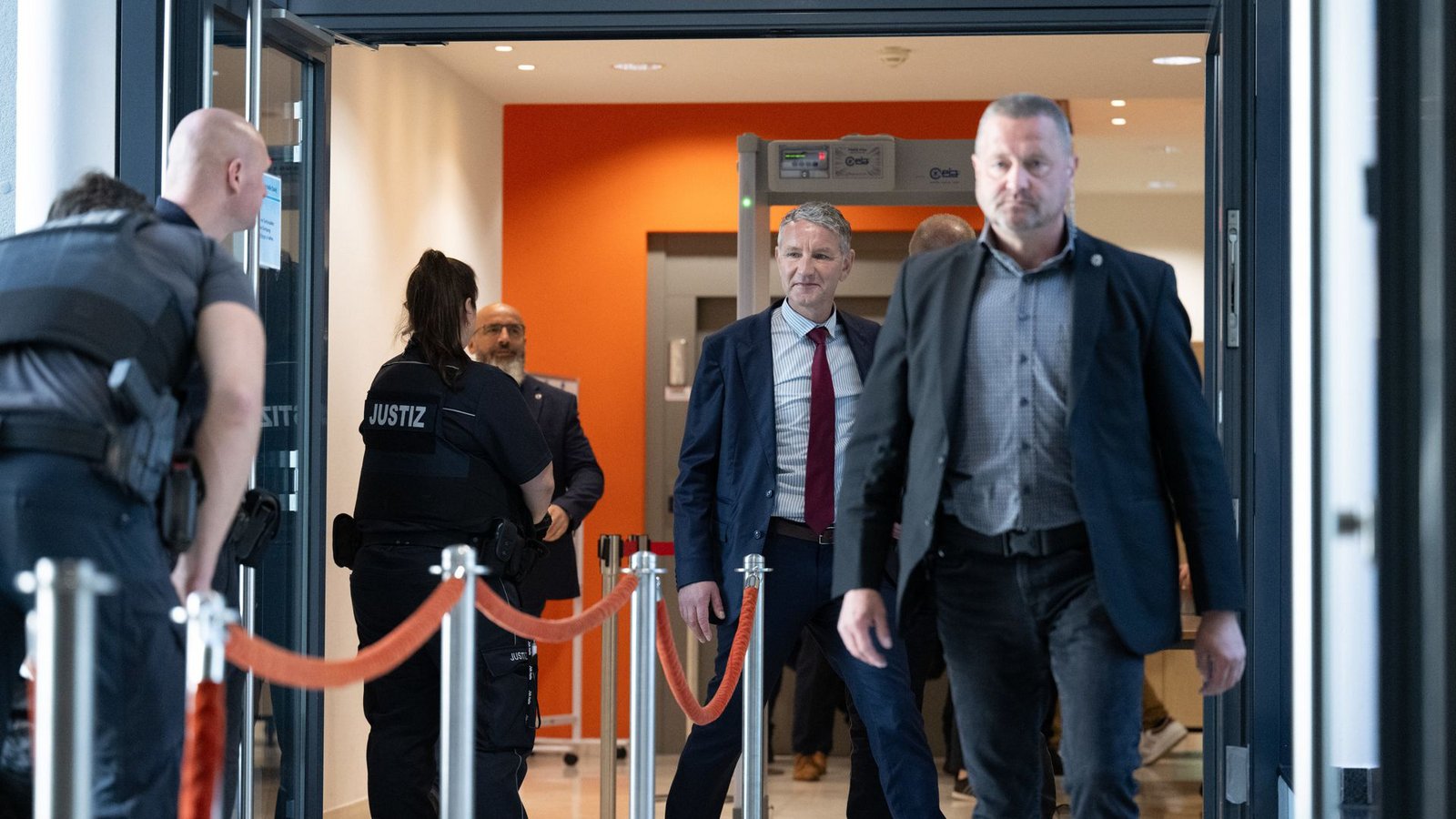 Björn Höcke (Mitte) wird vorgeworfen, Kennzeichen verfassungswidriger und terroristischer Organisationen verwendet zu haben.Foto: dpa/Hendrik Schmidt