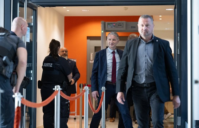 Björn Höcke (Mitte) wird vorgeworfen, Kennzeichen verfassungswidriger und terroristischer Organisationen verwendet zu haben.<span class='image-autor'>Foto: dpa/Hendrik Schmidt</span>