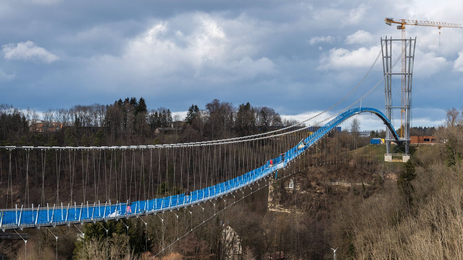 Ganz ordentlich rauf und runter geht es für die Fußgänger auf der Rottweiler Hängebrücke.Foto: IMAGO/Silas Stein