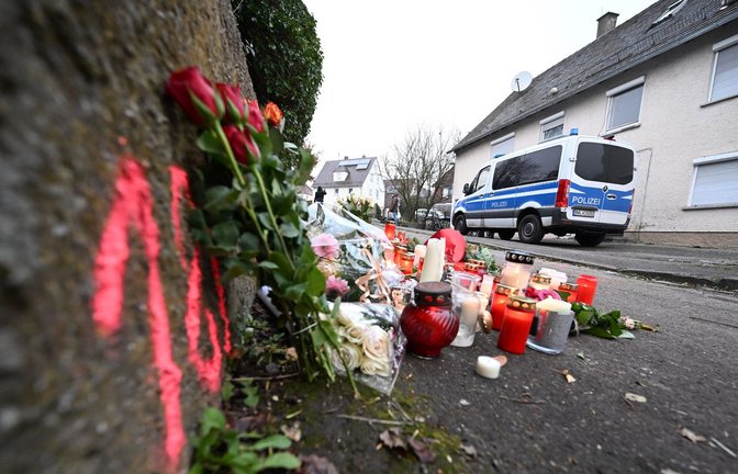 Kerzen und Blumen am Tatort, an dem zwei Mädchen von einem Mann mit einem Messer angegriffen wurden. Eines der Mädchen starb.<span class='image-autor'>Foto: Bernd Weißbrod/dpa</span>
