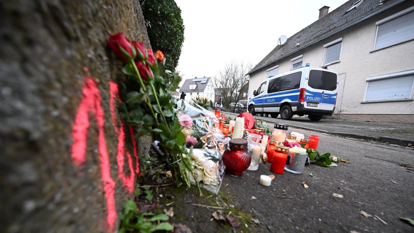 Kerzen und Blumen am Tatort, an dem zwei Mädchen von einem Mann mit einem Messer angegriffen wurden. Eines der Mädchen starb.Foto: Bernd Weißbrod/dpa