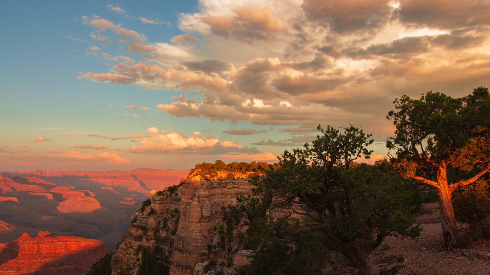 Die meisten Geologen stimmen überein, dass sich das Einzugsgebiet des heutigen Colorado River (zu dem der Grand Canyon gehört) vor 55 bis 40 Millionen Jahren gebildet hat. Der Grand Canyon selbst ist höchstwahrscheinlich nicht viel älter als fünf bis sechs Millionen Jahre, wobei der Hauptteil der Tiefererosion in den letzten zwei Millionen Jahren erfolgte.Foto: Imago/Cavan Images Die meisten Geologen stimmen überein, dass sich das Einzugsgebiet des heutigen Colorado River (zu dem der Grand Canyon gehört) vor 55 bis 40 Millionen Jahren gebildet hat. Der Grand Canyon selbst ist höchstwahrscheinlich nicht viel älter als fünf bis sechs Millionen Jahre, wobei der Hauptteil der Tiefererosion in den letzten zwei Millionen Jahren erfolgte.Foto: Imago/Cavan Images