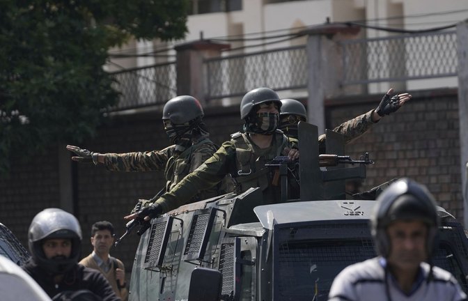Indien setzt in Kaschmir auf eine hohe Militärpräsenz.<span class='image-autor'>Foto: AP/Mukhtar Khan</span>
