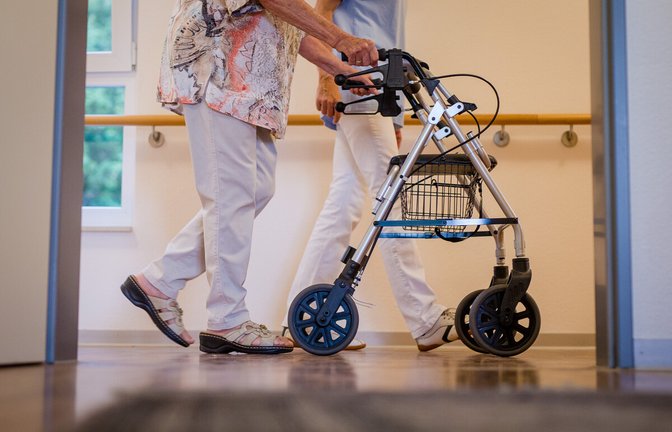 Die Zuzahlungen für den Aufenthalt im Pflegeheim werden immer höher. Die Zuzahlungen für den Aufenthalt im Pflegeheim werden immer höher.<span class='image-autor'>Foto: picture alliance/dpa/Christoph Schmidt</span>