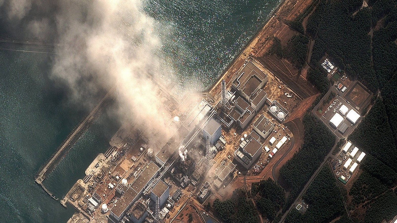 Am 11. März 2011 wurde die japanische Ostküste von einem Erdbeben der Stärke 9,0 und einem Tsunami getroffen. Die Flutwelle traf auch das Atomkraftwerk Fukushima und führte dort zu gewaltigen Explosionen und zur Kernschmelze in drei Reaktoren.Foto: Imago/Abacapress