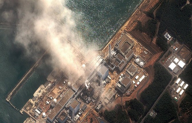 Am 11. März 2011 wurde die japanische Ostküste von einem Erdbeben der Stärke 9,0 und einem Tsunami getroffen. Die Flutwelle traf auch das Atomkraftwerk Fukushima und führte dort zu gewaltigen Explosionen und zur Kernschmelze in drei Reaktoren.<span class='image-autor'>Foto: Imago/Abacapress</span>