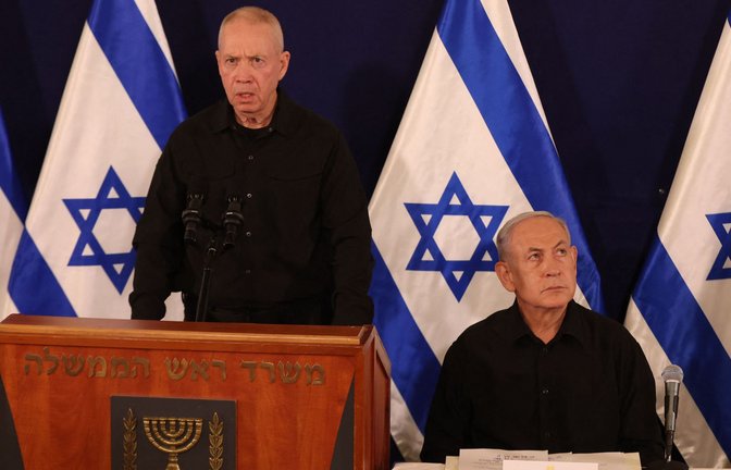 Israels Verteidigungsminister Joav Gallant (l.) mit Ministerpräsident Benjamin Netanjahu (r.) – Netanjahu hat Gallat entlassen.<span class='image-autor'>Foto: AFP/ABIR SULTAN</span>