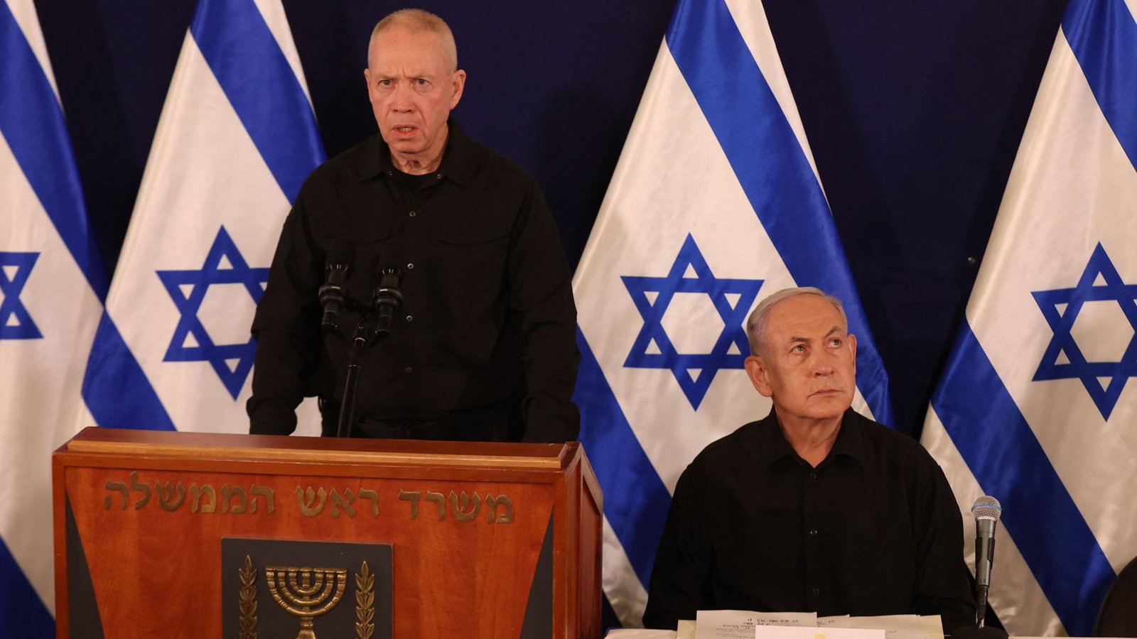 Israels Verteidigungsminister Joav Gallant (l.) mit Ministerpräsident Benjamin Netanjahu (r.) – Netanjahu hat Gallat entlassen.Foto: AFP/ABIR SULTAN