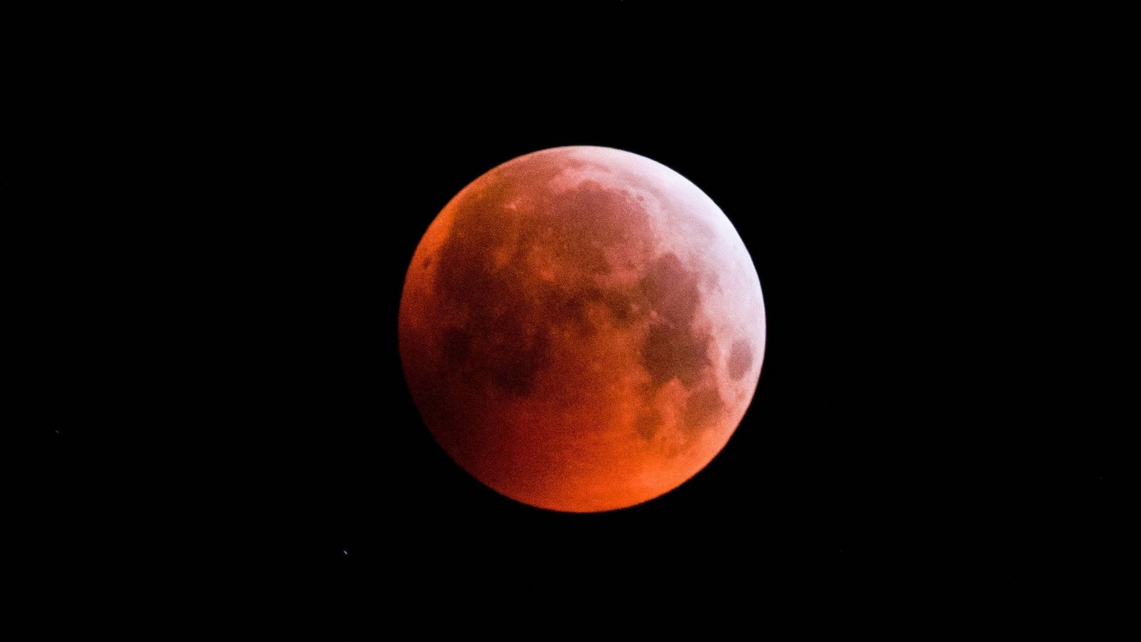 So majestätisch schön ist ein Blutmond anzusehen – aber am 3. März 2026 leider nicht bei uns.Foto: mago/Patrick Scheiber So majestätisch schön ist ein Blutmond anzusehen – aber am 3. März 2026 leider nicht bei uns.Foto: mago/Patrick Scheiber