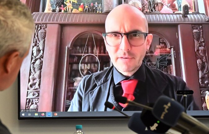 Kriminalbiologe Benecke sagt, er habe ebenfalls eine Probe von Hitlers Blut genommen, von der Lehne des Sofas, auf dem sich Hitler erschossen hat. (Archivbild)<span class='image-autor'>Foto: Martin Schutt/dpa</span>