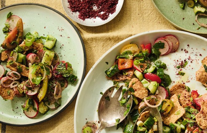 Brotsalat namens Fattusch ist genau jetzt das Richtige und lässt sich prima kombinieren.<span class='image-autor'>Foto: © DK Verlag / Ola O. Smit & Issy Croker, Rezepte: Sami Tamimi</span>