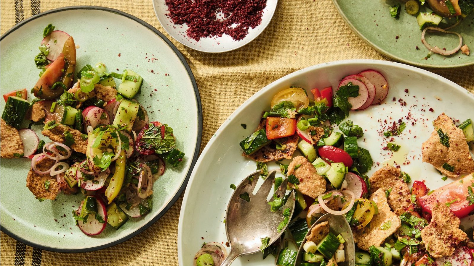 Brotsalat namens Fattusch ist genau jetzt das Richtige und lässt sich prima kombinieren.Foto: © DK Verlag / Ola O. Smit & Issy Croker, Rezepte: Sami Tamimi