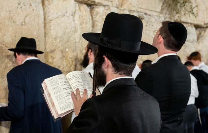 Ultraorthodoxe jüdische Männer beten an der Klagemauer in Jerusalem.<span class='image-autor'>Foto: Christophe Gateau/dpa</span>
