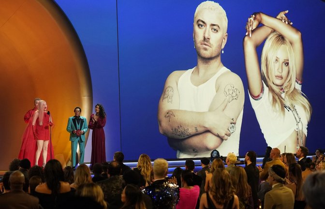 Kim Petras (rechts) bei der Grammyverleihung für das beste Popduo mit „Unholy“.<span class='image-autor'>Foto: dpa/Chris Pizzello</span>