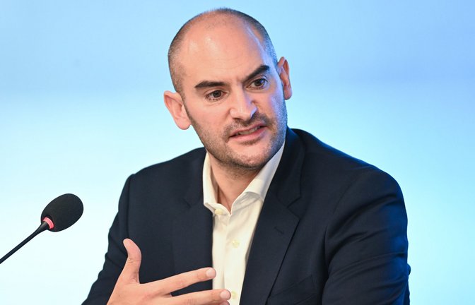 Finanzminister Danyal Bayaz betrachtet die nervösen Finanzmärkte mit Sorge.<span class='image-autor'>Foto: dpa/Bernd Weißbrod</span>