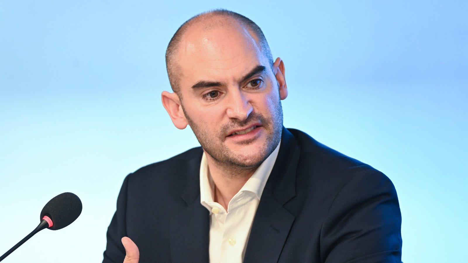 Finanzminister Danyal Bayaz betrachtet die nervösen Finanzmärkte mit Sorge.Foto: dpa/Bernd Weißbrod Finanzminister Danyal Bayaz betrachtet die nervösen Finanzmärkte mit Sorge.Foto: dpa/Bernd Weißbrod