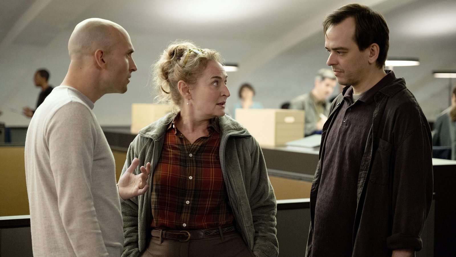Suchen dringend eine schnelle Lösung, um das Schlimmste zu verhindern: Firmenchef Kilian Berger (Elias Arens, li.), Staatsanwältin Anita Wegenast (Rachel Braunschweig) und Entwickler Simon Berger (Martin Vischer).Foto: ARD Degeto Film/SRF/Sava Hlavace Suchen dringend eine schnelle Lösung, um das Schlimmste zu verhindern: Firmenchef Kilian Berger (Elias Arens, li.), Staatsanwältin Anita Wegenast (Rachel Braunschweig) und Entwickler Simon Berger (Martin Vischer).Foto: ARD Degeto Film/SRF/Sava Hlavace