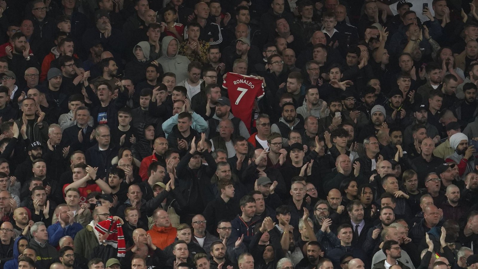 Liverpooler Fans applaudierten in der siebten Spielminute zur Unterstützung von Manchester Uniteds Cristiano Ronaldo und dessen Partnerin Georgina Rodriguez nach deren schwerem Schicksalsschlag.Foto: dpa/Jon Super