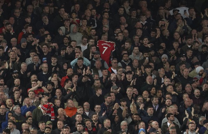 Liverpooler Fans applaudierten in der siebten Spielminute zur Unterstützung von Manchester Uniteds Cristiano Ronaldo und dessen Partnerin Georgina Rodriguez nach deren schwerem Schicksalsschlag.<span class='image-autor'>Foto: dpa/Jon Super</span>