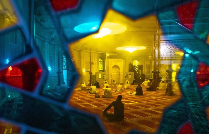 Gläubige beim Opferfest in einer Moschee.<span class='image-autor'>Foto: dpa</span>
