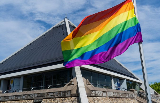 Eine Aktion so richtig nach dem Geschmack von Pfarrer Matthias Koffler: eine Regenbogenfahne hängt im Mai 2024 vor der Baden-Badener Autobahnkirche.<span class='image-autor'>Foto: dpa/Benedikt Spether</span>