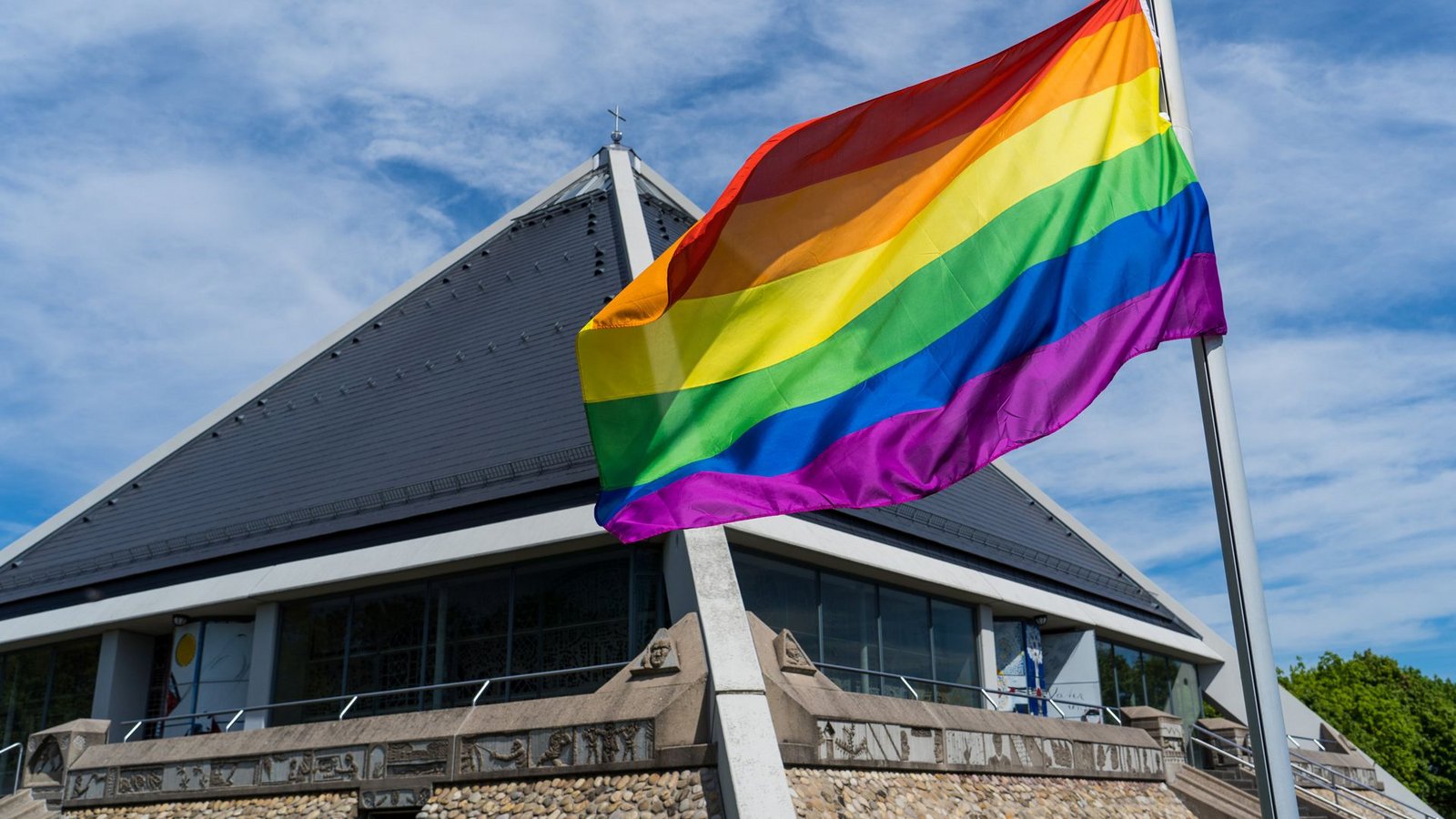 Eine Aktion so richtig nach dem Geschmack von Pfarrer Matthias Koffler: eine Regenbogenfahne hängt im Mai 2024 vor der Baden-Badener Autobahnkirche.Foto: dpa/Benedikt Spether
