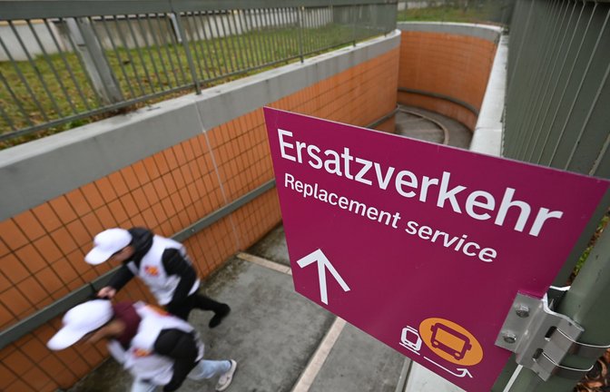 Ersatzverkehr – In Zeiten einer zerbröselnden Infrastruktur für viele Fahrgäste inzwischen Alltag.<span class='image-autor'>Foto: dpa/Arne Dedert</span>