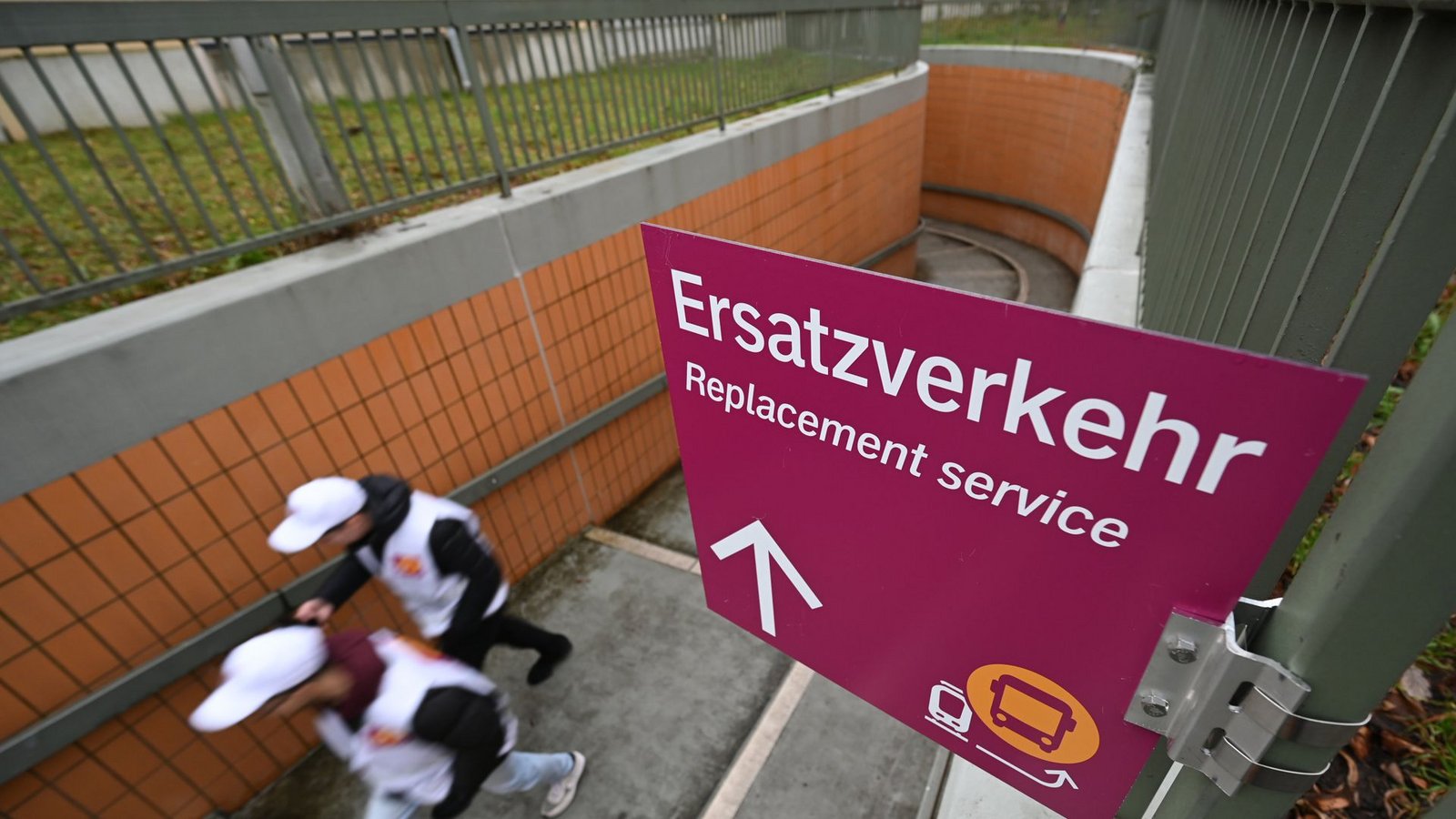 Ersatzverkehr – In Zeiten einer zerbröselnden Infrastruktur für viele Fahrgäste inzwischen Alltag.Foto: dpa/Arne Dedert