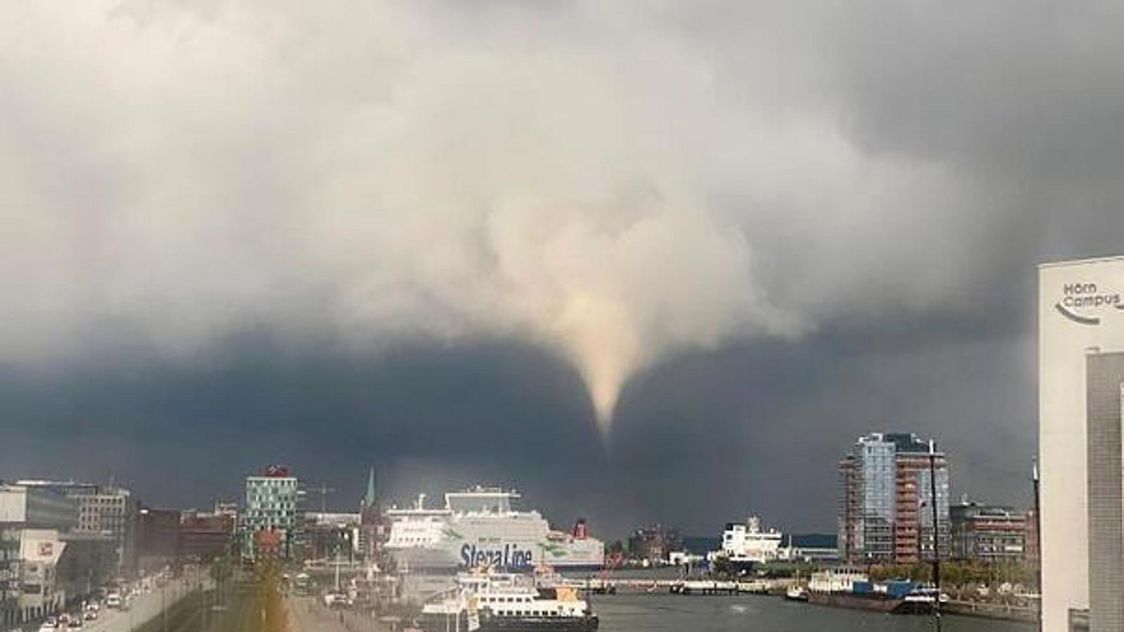 Ein Tornado suchet am 30. September 2021 Kiel heim.Foto: Philipp Brandl/dpa Ein Tornado suchet am 30. September 2021 Kiel heim.Foto: Philipp Brandl/dpa