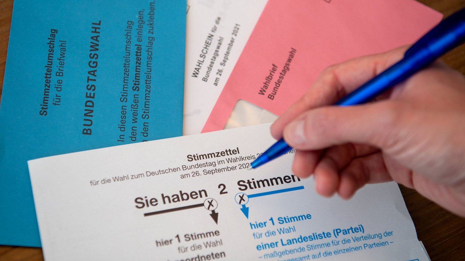 Die Stimme abgeben können Wähler auch, wenn sie gerade nicht in Deutschland sind.Foto: dpa/Sven Hoppe