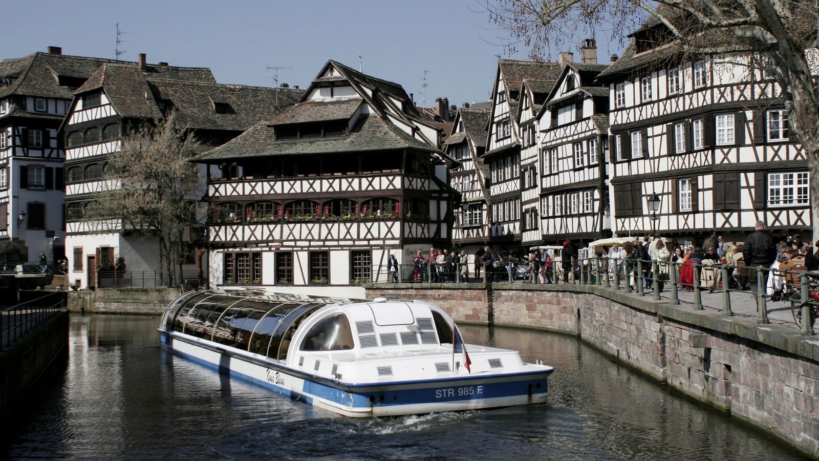 Bei Regen praktisch, bei Gestank qualvoll: vollverglastes Ausflugsboot in Straßburg ohne Fenster.Foto: Archiv/ StZN Bei Regen praktisch, bei Gestank qualvoll: vollverglastes Ausflugsboot in Straßburg ohne Fenster.Foto: Archiv/ StZN