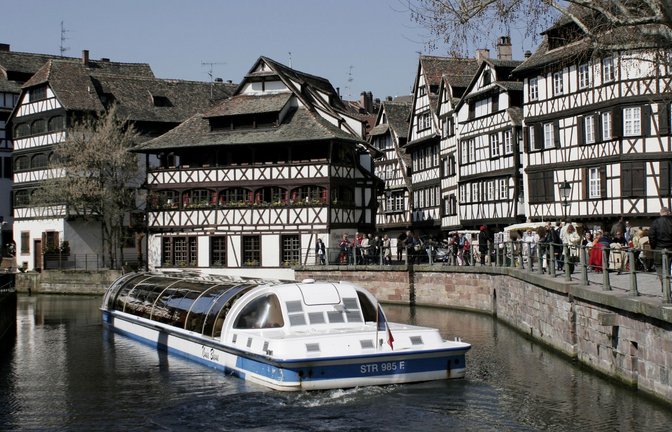 Bei Regen praktisch, bei Gestank qualvoll: vollverglastes Ausflugsboot in Straßburg ohne Fenster.<span class='image-autor'>Foto: Archiv/ StZN</span>
