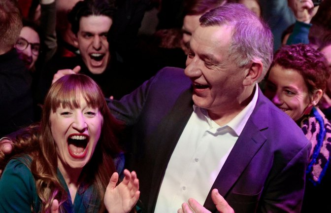 Linken-Parteichef Jan van Aken (re.) und Spitzenkandidatin  Heidi Reichinnek können ihr Glück kaum fassen.<span class='image-autor'>Foto: dpa/Carsten Koall</span>