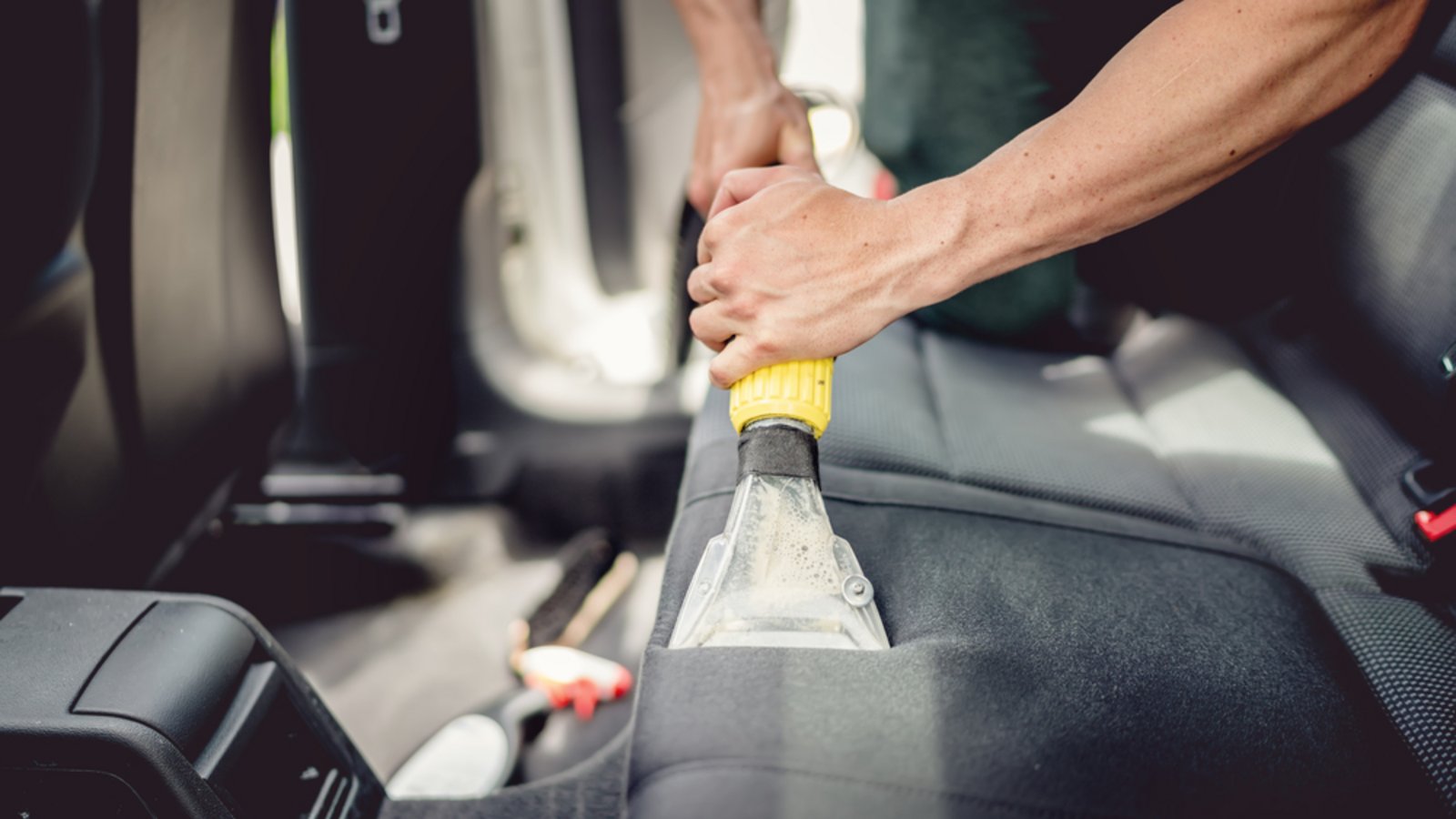 Mit einem Waschsauger werden die Sitze besonders sauber.Foto: bogubogu / shutterstock.com Mit einem Waschsauger werden die Sitze besonders sauber.Foto: bogubogu / shutterstock.com