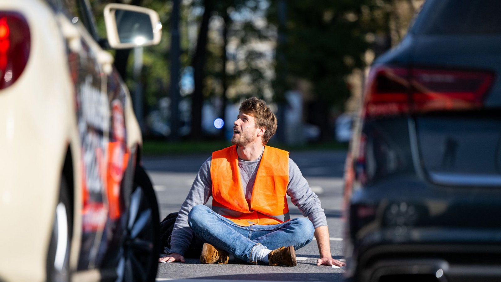 Ein Klima-Aktivist blockiert in München eine Straße.Foto: dpa/Lennart Preiss Ein Klima-Aktivist blockiert in München eine Straße.Foto: dpa/Lennart Preiss
