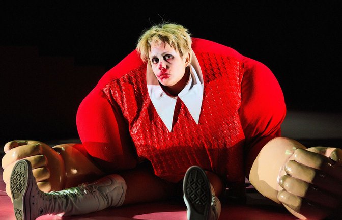 Schmerz und Verzweiflung sind mit Händen zu fassen: Paulina Alpen als Thomas Melle.<span class='image-autor'>Foto: Julian Baumann</span>