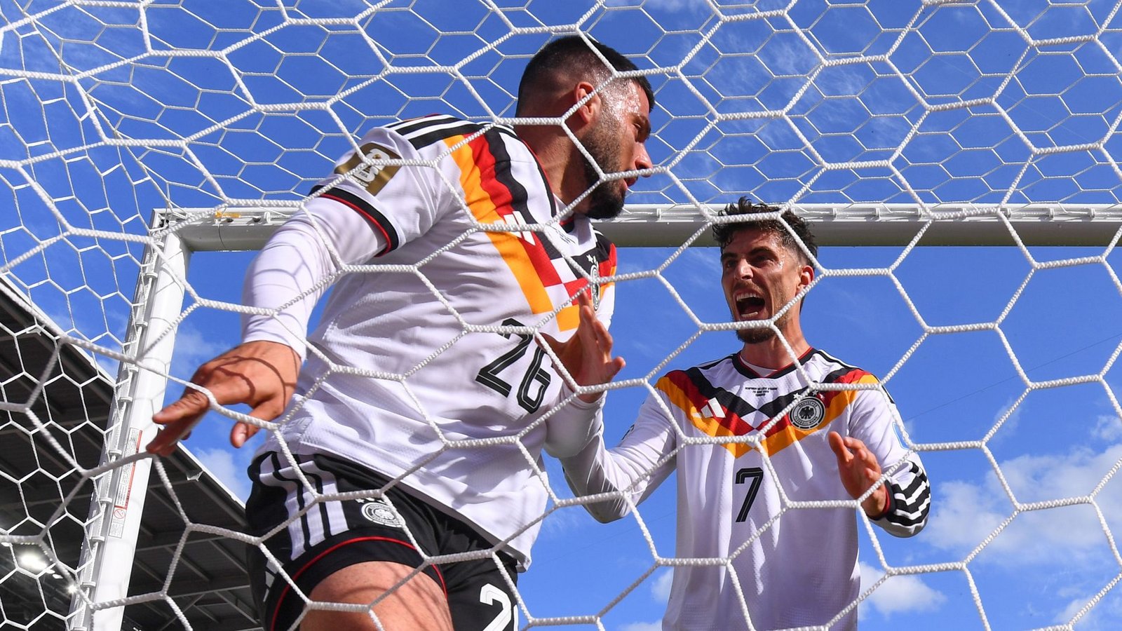 Ball und Schütze im Tor. Kai Havertz läuft jubelnd zu Deniz Undav (l).Foto: Tom Weller/dpa Ball und Schütze im Tor. Kai Havertz läuft jubelnd zu Deniz Undav (l).Foto: Tom Weller/dpa