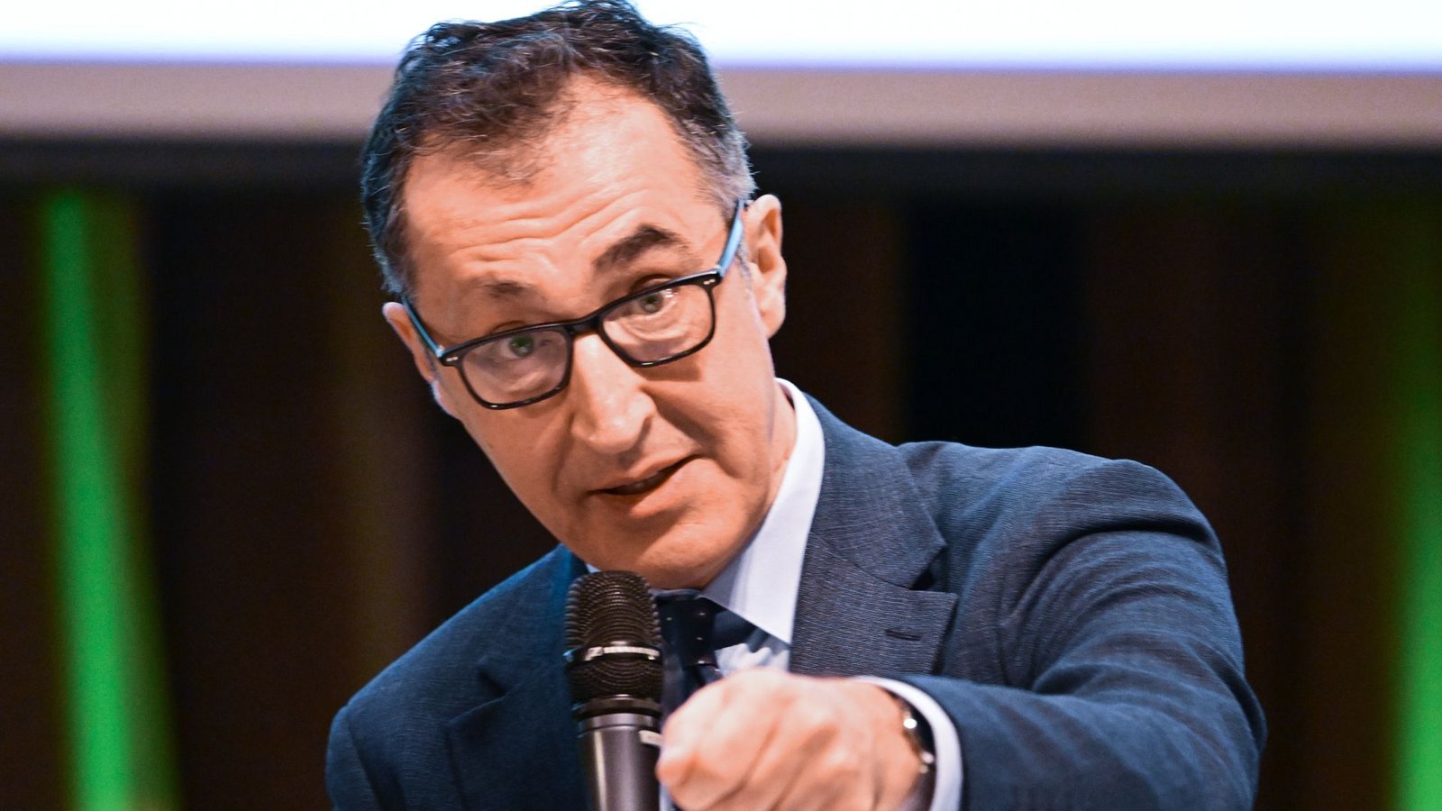 Grünen-Spitzenkandidat Cem Özdemir bringt zehn Vorschläge für weniger Bürorkatie.Foto: Bernd Weißbrod/dpa Grünen-Spitzenkandidat Cem Özdemir bringt zehn Vorschläge für weniger Bürorkatie.Foto: Bernd Weißbrod/dpa
