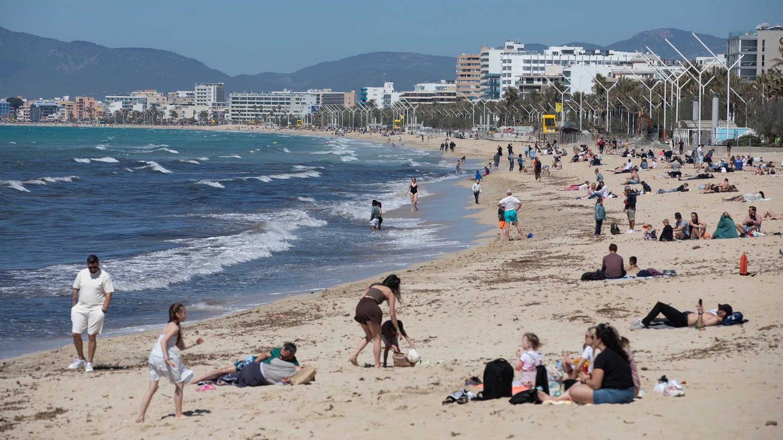 Wenn Unsicherheit wächst, bleiben viele bei Bewährtem: Ziele wie die Balearen sind im Sommer stark gefragt – wie hier Mallorca. (Archivbild)Foto: Clara Margais/dpa
