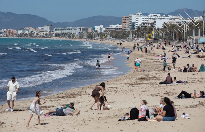 Wenn Unsicherheit wächst, bleiben viele bei Bewährtem: Ziele wie die Balearen sind im Sommer stark gefragt – wie hier Mallorca. (Archivbild)<span class='image-autor'>Foto: Clara Margais/dpa</span>
