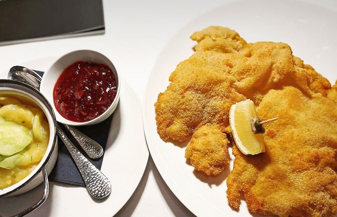Ein Prachtexemplar von einem Schnitzel. Aber auch das Restaurant ist wirklich sehr gelungen. Weitere Fotos sehen Sie in unserer Bildergalerie.<span class='image-autor'>Foto: red</span>