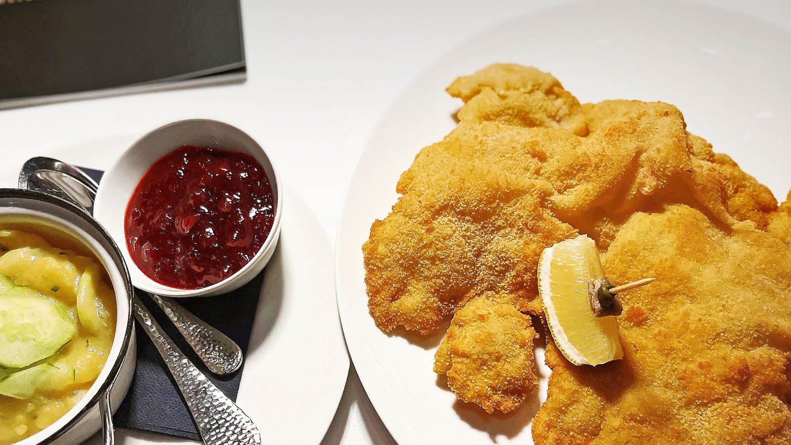 Ein Prachtexemplar von einem Schnitzel. Aber auch das Restaurant ist wirklich sehr gelungen. Weitere Fotos sehen Sie in unserer Bildergalerie.Foto: red Ein Prachtexemplar von einem Schnitzel. Aber auch das Restaurant ist wirklich sehr gelungen. Weitere Fotos sehen Sie in unserer Bildergalerie.Foto: red