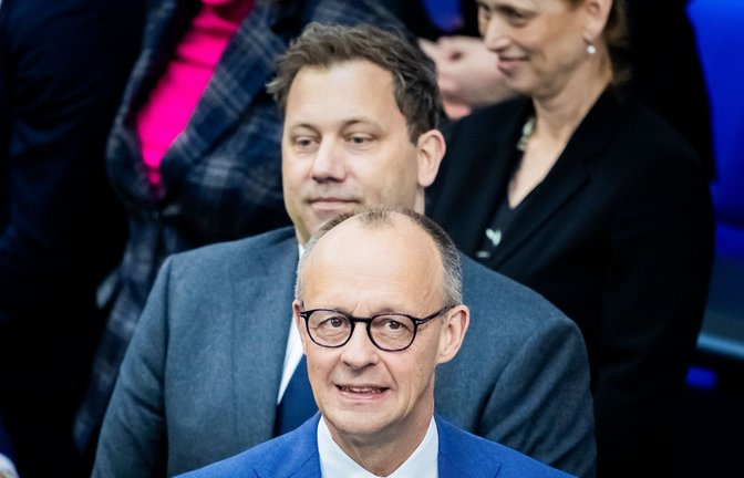Sie haben nicht nichts, aber noch zu wenig geleistet: Bundeskanzler Friedrich Merz (vorn) und sein Vizekanzler Lars Klingbeil.<span class='image-autor'>Foto: Christoph Soeder/dpa</span>