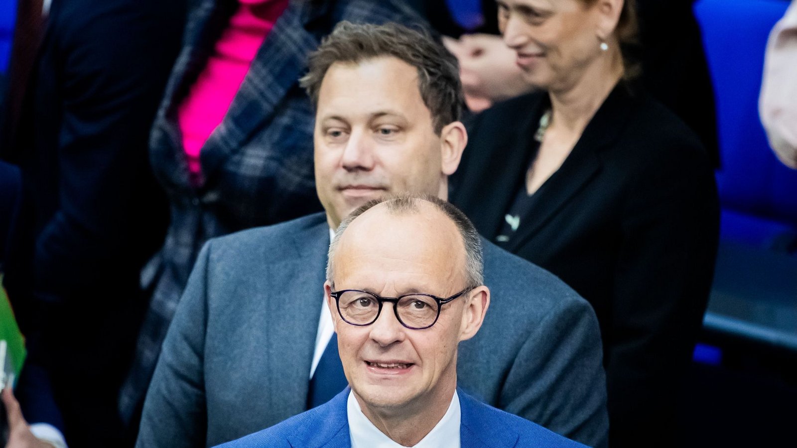 Sie haben nicht nichts, aber noch zu wenig geleistet: Bundeskanzler Friedrich Merz (vorn) und sein Vizekanzler Lars Klingbeil.Foto: Christoph Soeder/dpa