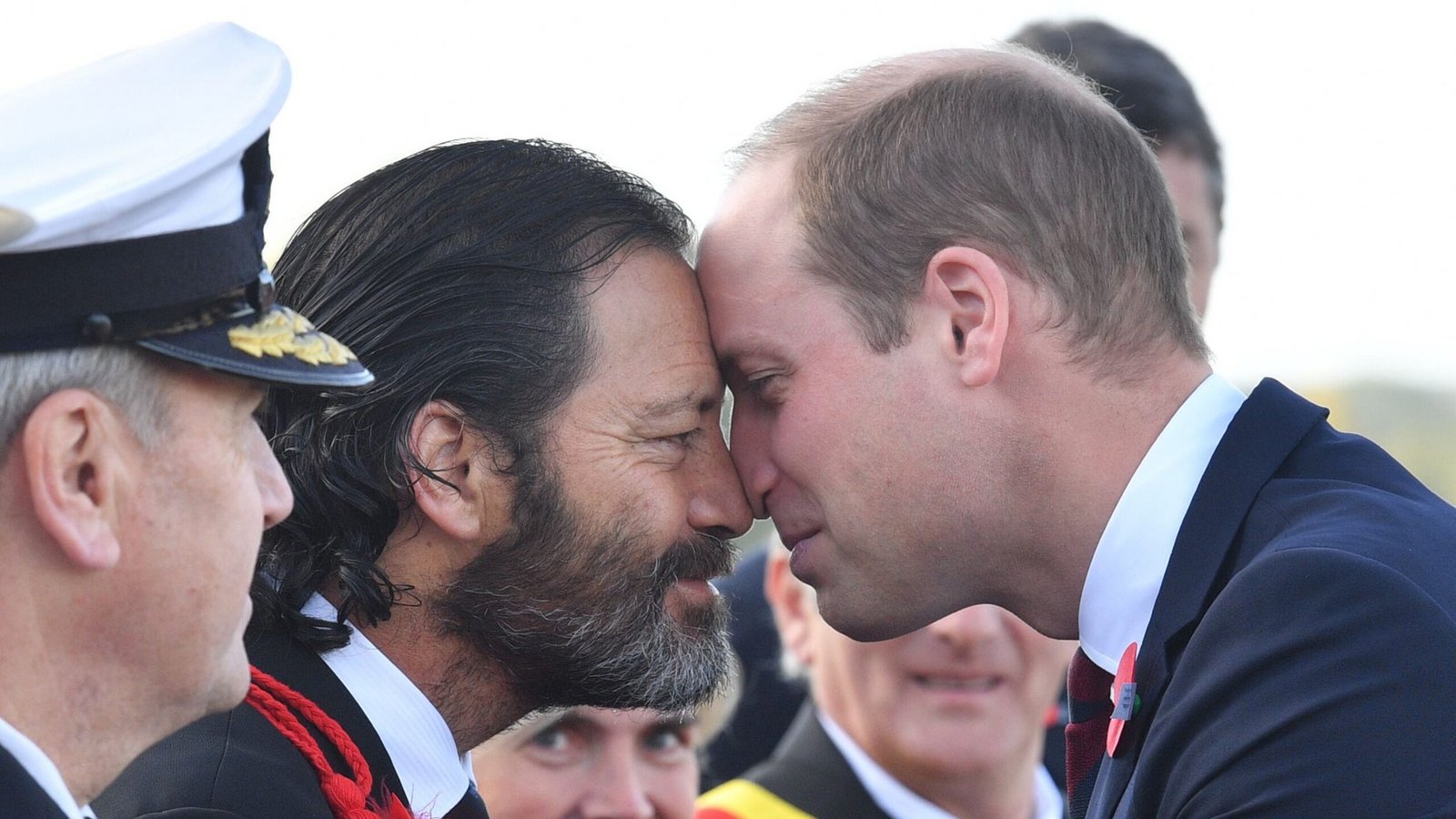 Prinz William (r) begrüßt 2017 auf dem Soldatenfriedhof Tyne Cot in Zonnebeke (Belgien) den neuseeländischen Offizier Willie Apiata (2.v.l) mit dem Maori-Begrüßungsritual «Hongi». Sie nahmen an einer Gedenkzeremonie für die neuseeländischen Soldaten, die an der Schlacht um Passchendaele am 12.10.1917 beteiligt waren, teil.Foto: picture alliance / Tim Rooke/PA Wire/dpa | Tim Rooke